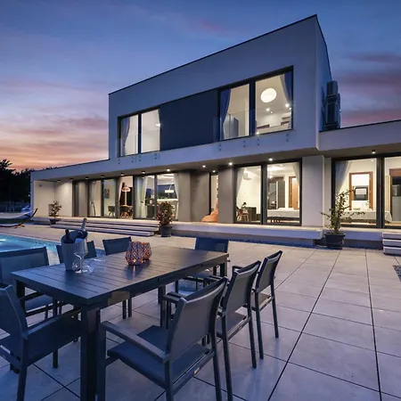 Martincic - 5 Stars Luxury With Pool Heating On 4000m2 ヴィラ Rakalj